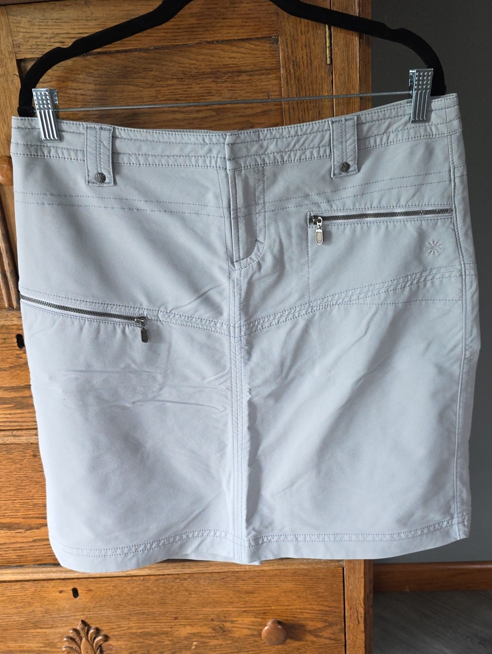 🌿 Athleta Skirt With Zippered Pockets Light Grey Size 10T